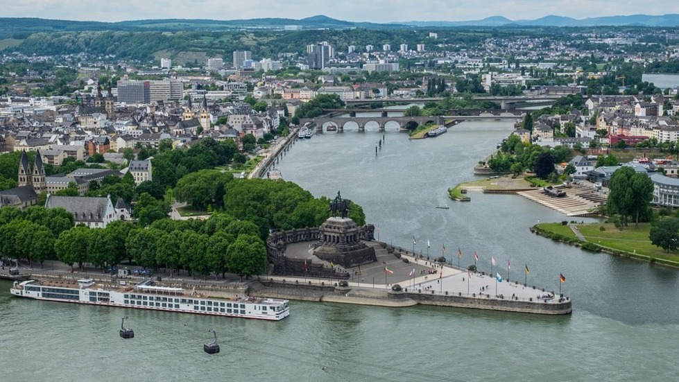 Faszination Rhein Am Deutschen Eck in Koblenz fließen Rhein und Mosel zusammen.