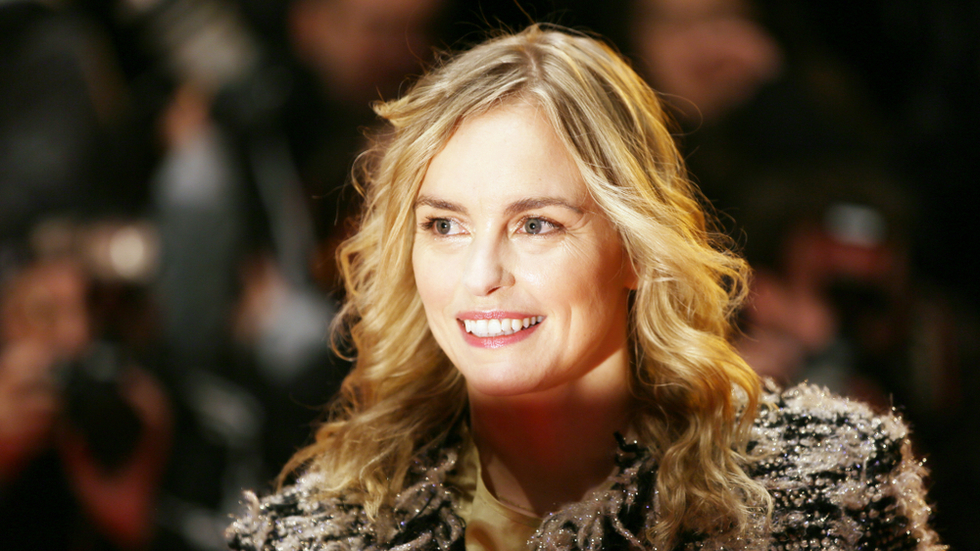 Auch deutsche Promis engagieren sich für den Umweltschutz Die Schauspielerin und Terres de Femme-Botschafterin Nina Hoss tritt mit ihrem Engagement in die Fußstapfen ihres Vaters. Neben ihrem Einsatz gegen weibliche Genitalverstümmelung kämpft sie als Sonderbotschafterin Brasiliens gegen die Zerstörung des Regenwaldes und gibt ihr Bestes, um die Lebensverhältnisse der Indios zu verbessern.
